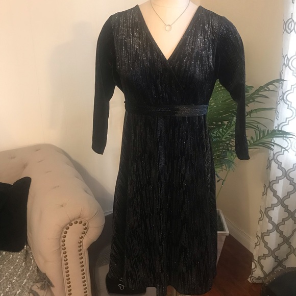 Black Shimmery velvet wrap dress - Picture 3 of 5